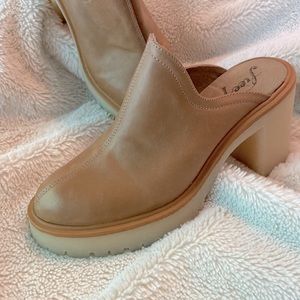 Free People James Mules size 37 or 6.5 leather thick heel mule shoe clogs
